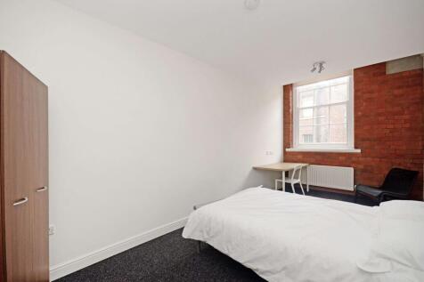 Bright, simply furnished double bedroom with a ...