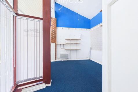 Retail Property (high street) to rent Image 4