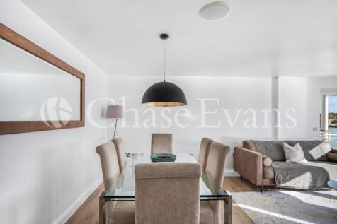 St Davids Square, Is