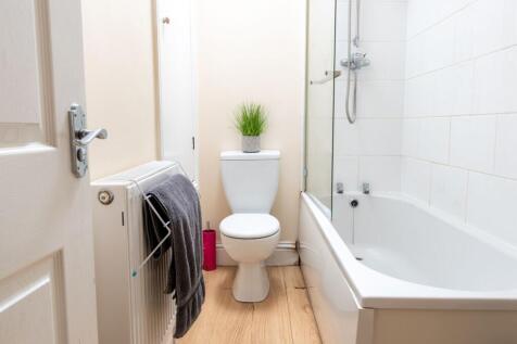Bright, tidy bathroom with a combined bath and ...