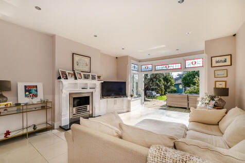 6 bed, 3 bath Semi-Detached in glasgow - Photo 3