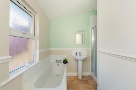 2S7J0LBR - Bathroom B.jpg