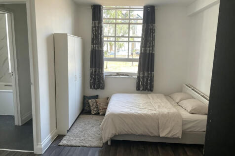 Cozy Bedroom Desi...