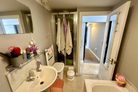 Bathroom (2/2)