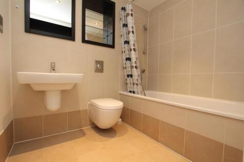 Modern bathroom suite with a full-sized bath...