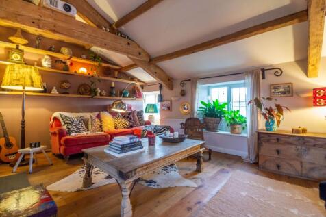 KITCHEN / LIVING AREA