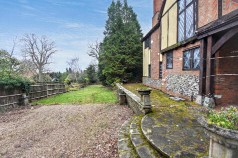 3 Coombe Hill Court, Windsor, Berkshire, SL4 4UL