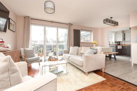 Lounge/Dining Area
