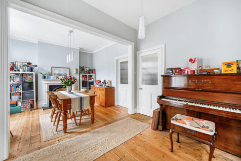 Waldemar Avenue (...