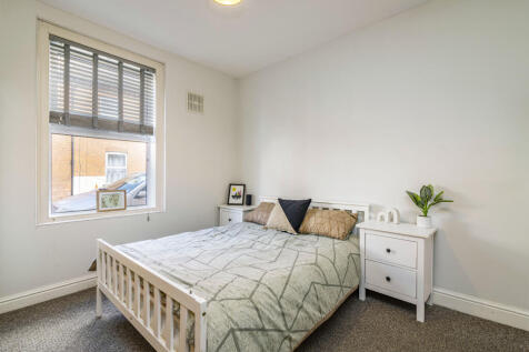 4 Bed // 2 Bath // Thesiger Street // Aug 2027 photo 5
