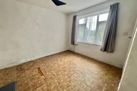 Bramleys Estate Agents - Auction - Oak Tree Avenue
