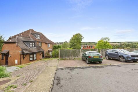 17 Lawsone Rise, HP13 5NS-12.jpg