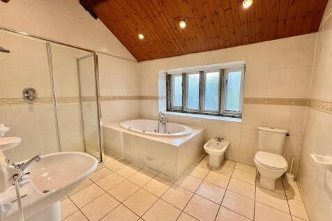 48 Wakefield Rd Family Bathroom.jpg