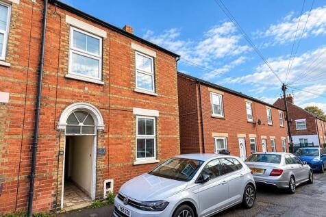 3-bed terraced on George Street, Grantham, £895/mo