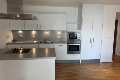 Brayford Waterfront // 2 Bed & 2 Bath // May 2027 photo 4