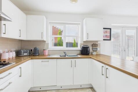 CAM03729G0-PR0193-STILL026