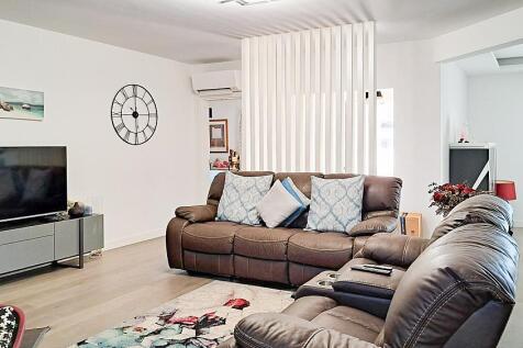 Sophisticated 4 bedroom villa for sale in Loule