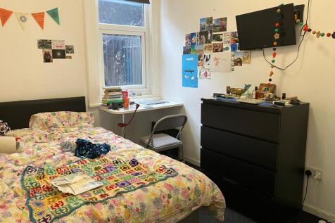 Bright, neatly presented double bedroom with a ...