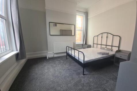 Bright double room with metal bed and bay windo...