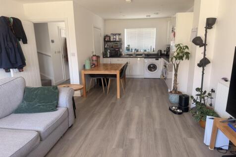 3 bedroom Semi Detached House in Henshaw Way, Billingshurst photo 4