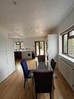 Oakwood Avenue, Southgate, Enfield photo 5