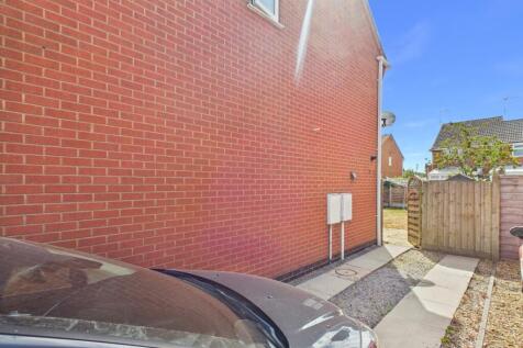 Parking at the side of the house for 2 cars