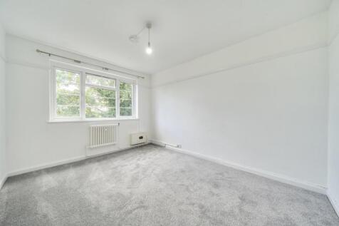 Bishopric Court Horsham RH12 photo 3