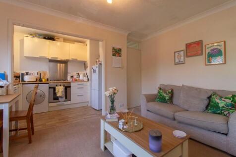 Horsebrass Drive, Bagshot, GU19 photo 4