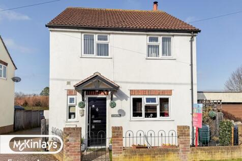 Modern 3 bedroom Detached Village Home with Garde