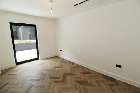 Kenley Gardens, Hornchurch, Essex, RM12 photo 5