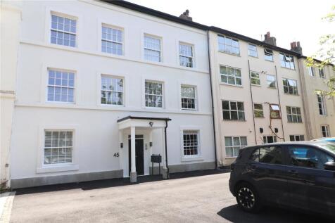 2-bed flat on Parkfield Road, Aigburth, Liverpool, Merseyside, L17, £1,250/mo