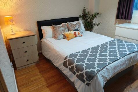 Bright, neatly styled double bedroom...