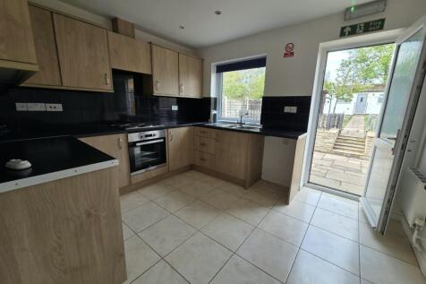 6 Bedroom Bungalow, Harwich Road, Colchester, CO4 photo 3