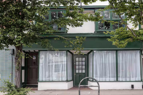 IMPRESSIVE 6 BEDROOM HOME WITH CHARACTER ¿ MILT