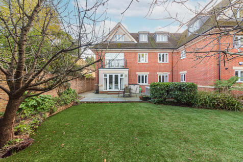 Private patio &amp; communal grounds