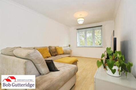 OPEN PLAN LOUNGE / DINING ROOM