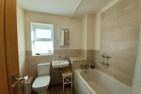 1 Curlew Drive bathroom.jpg