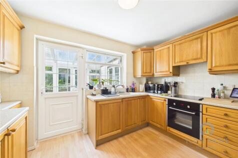 Beech Close, Buckingham, Buckinghamshire, MK18 photo 4