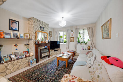 3 bedroom Mid Terraced Property on Lionel Road No