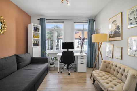 Meade Close, London photo 3