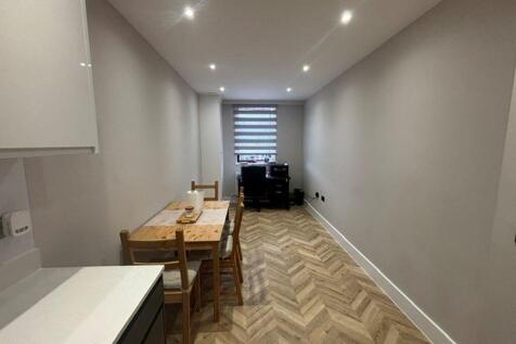 1-bed flat on Fishponds Road, Wokingham, £1,150/mo