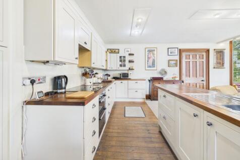 KITCHEN / LIVING ROOM
