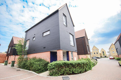 Modern 3-Bedroom Home with Spacious Garden &amp; Park