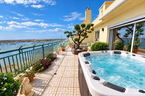 Exclusive 5 bedroom penthouse with large terraces and views over the Ria Formosa, Faro