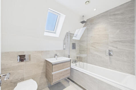 CAM01354G0-PR0620-STILL009