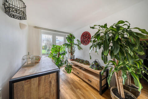 1393493-3-694943b...