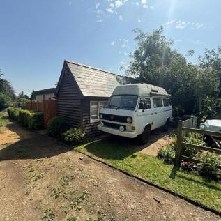 Garden Room &amp; Parking At Rear