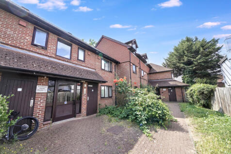 Flat 5, Brookfield House, Penn Road, Datchet, SL3 9RB
