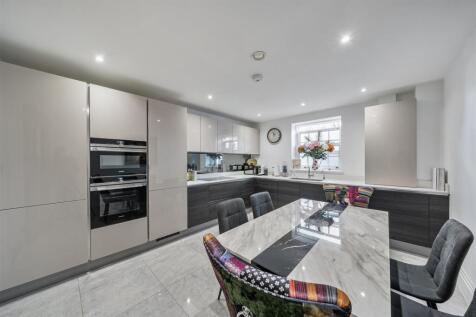 Kitchen/Breakfast Room: