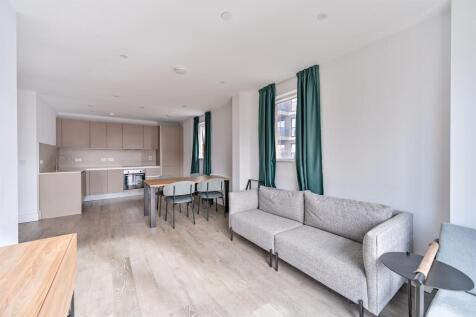 KITCHEN/LIVING ROOM